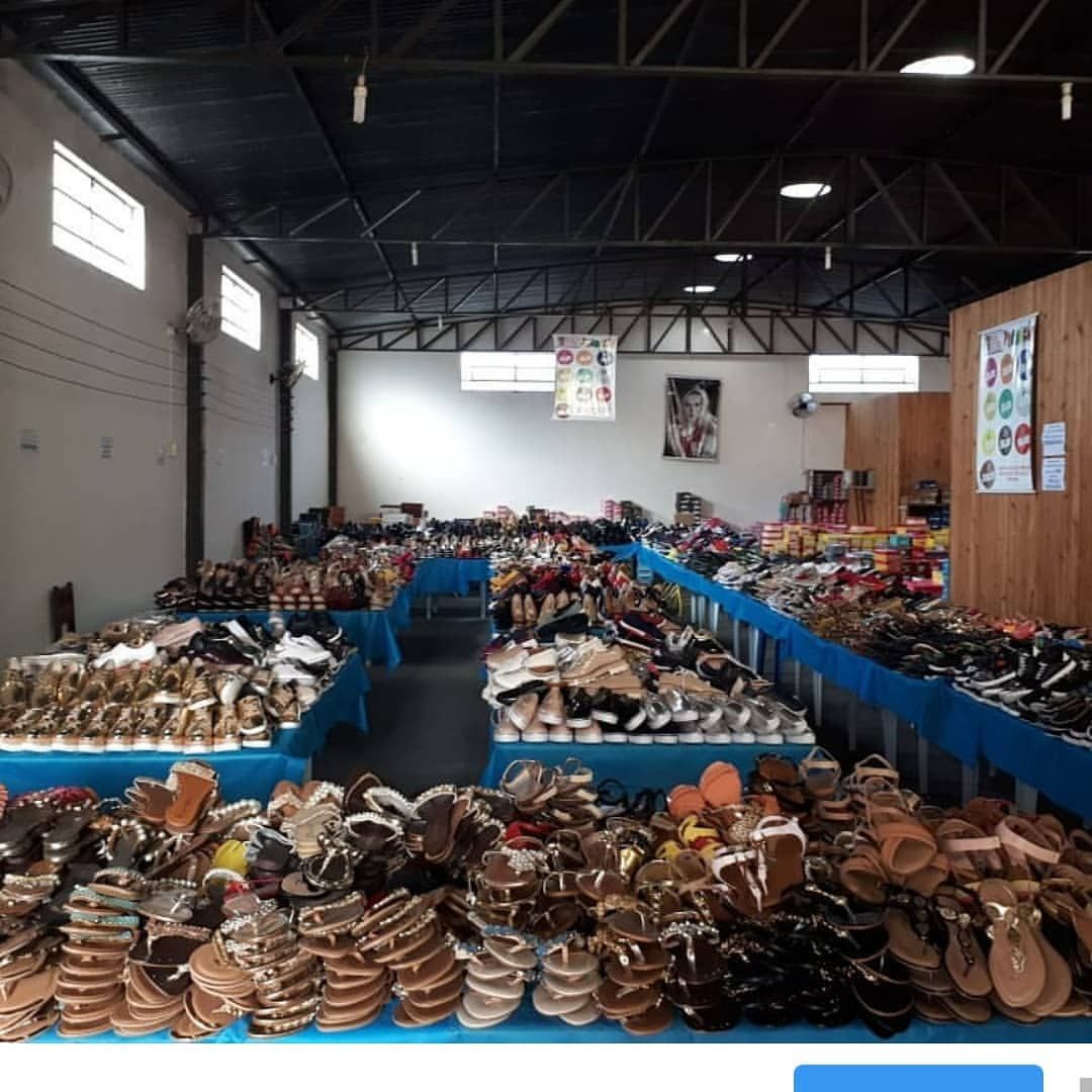 Salão preparado com grande variedade de calçados para a promoção tradicional de fim de ano