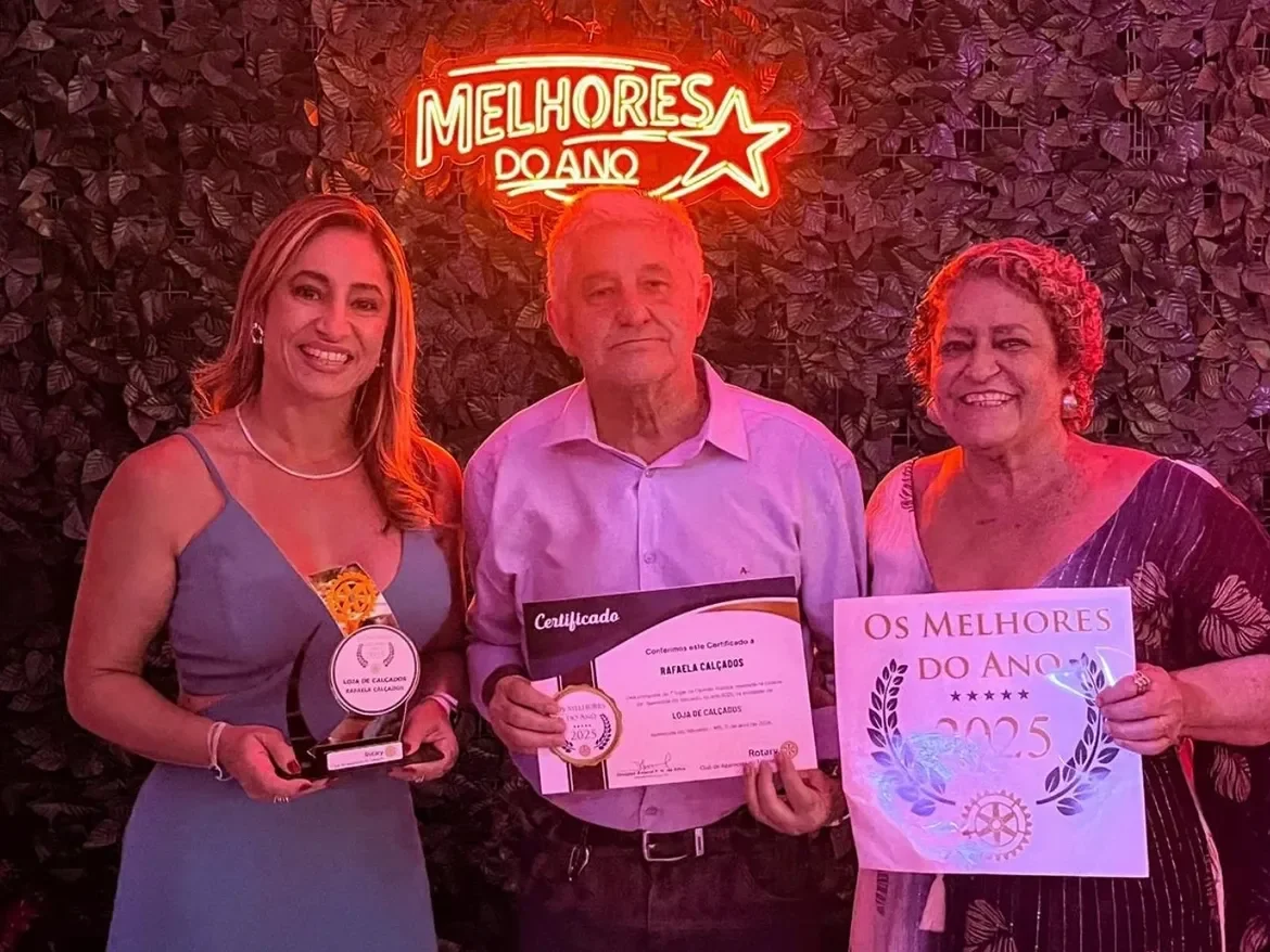 Família da Rafaela Calçados recebendo o prêmio Melhores do Ano em 2025