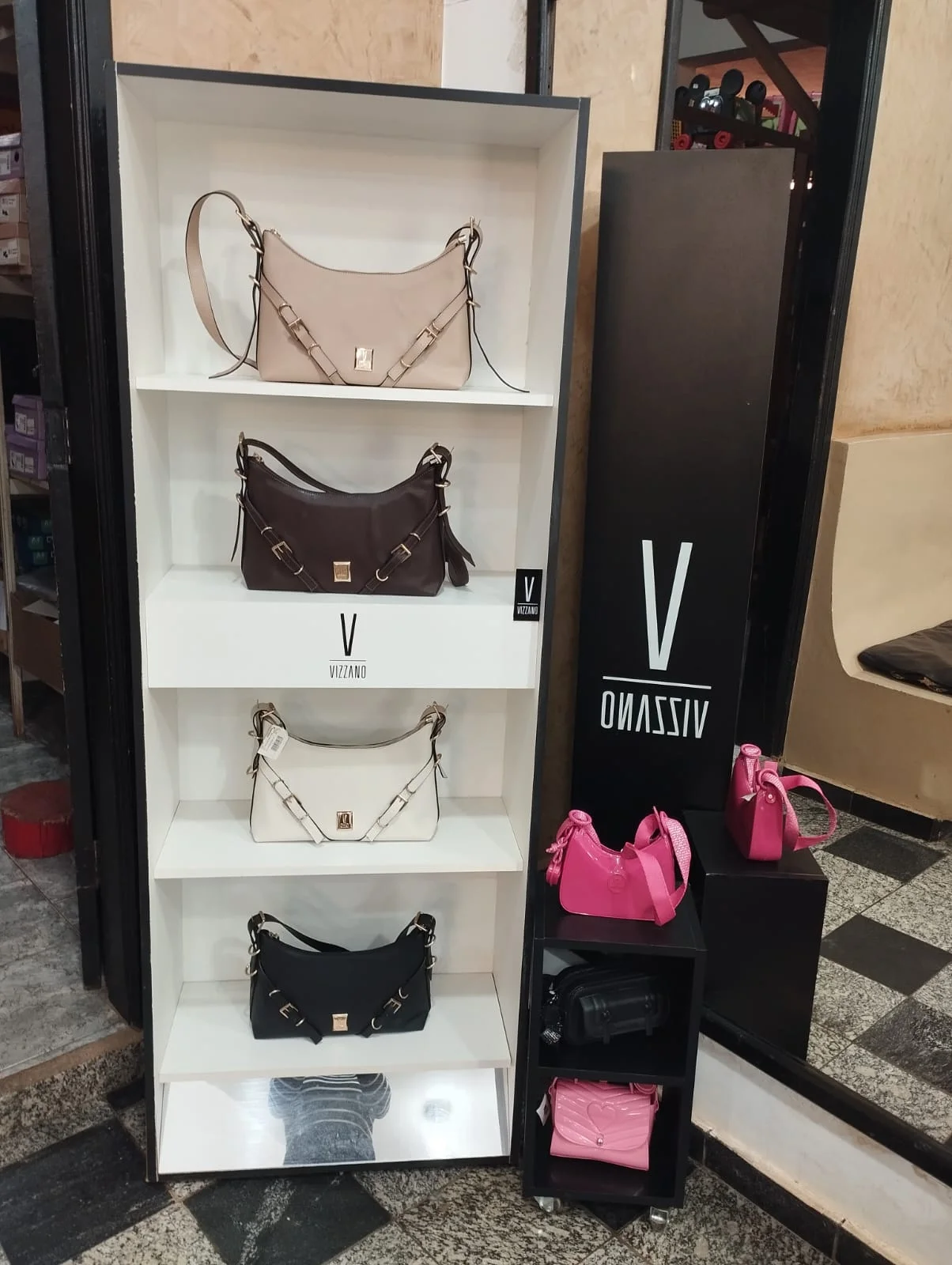 Bolsas Vizzano no expositor da loja