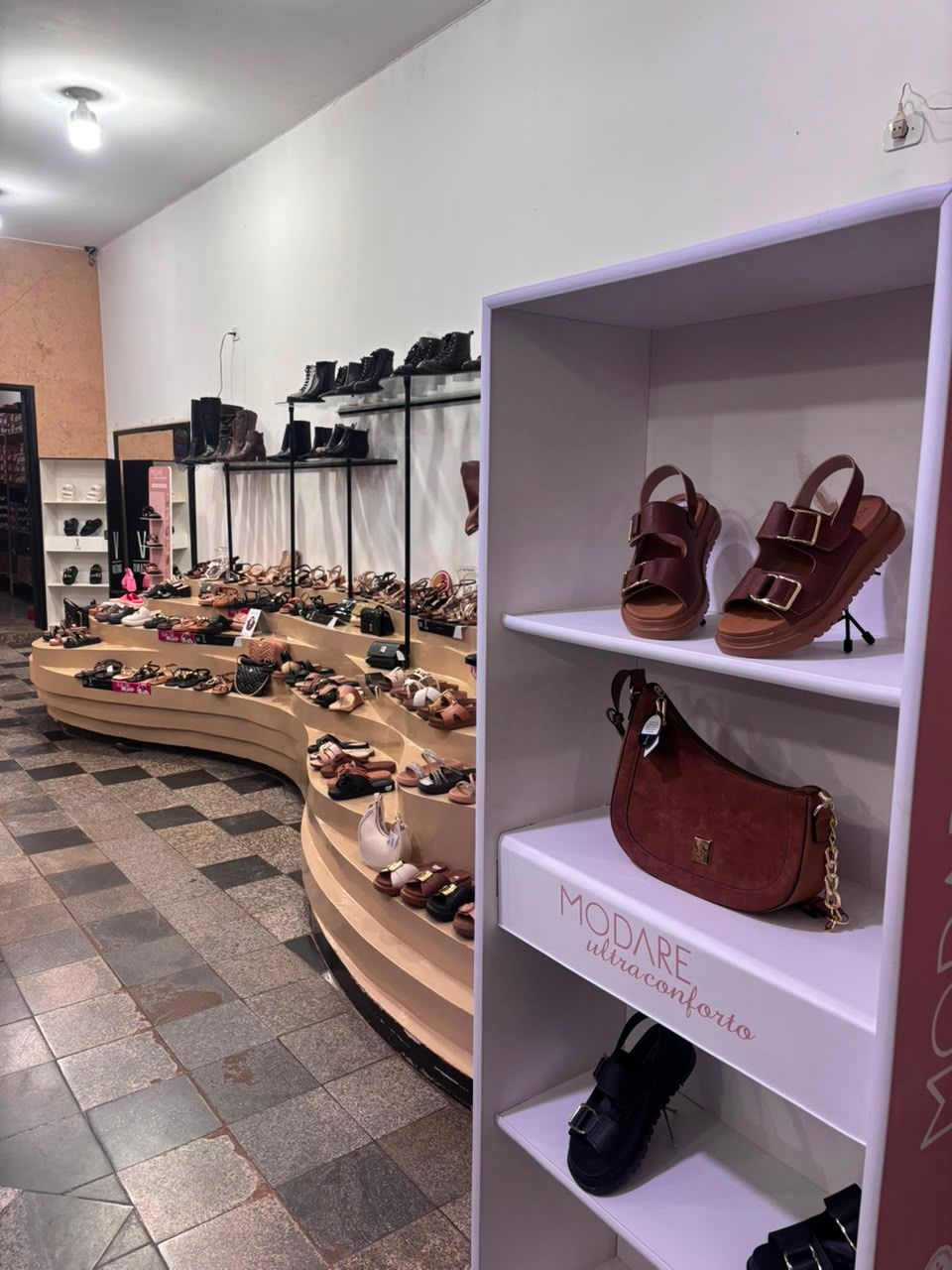 Expositor de calçados femininos de conforto na Rafaela Calçados