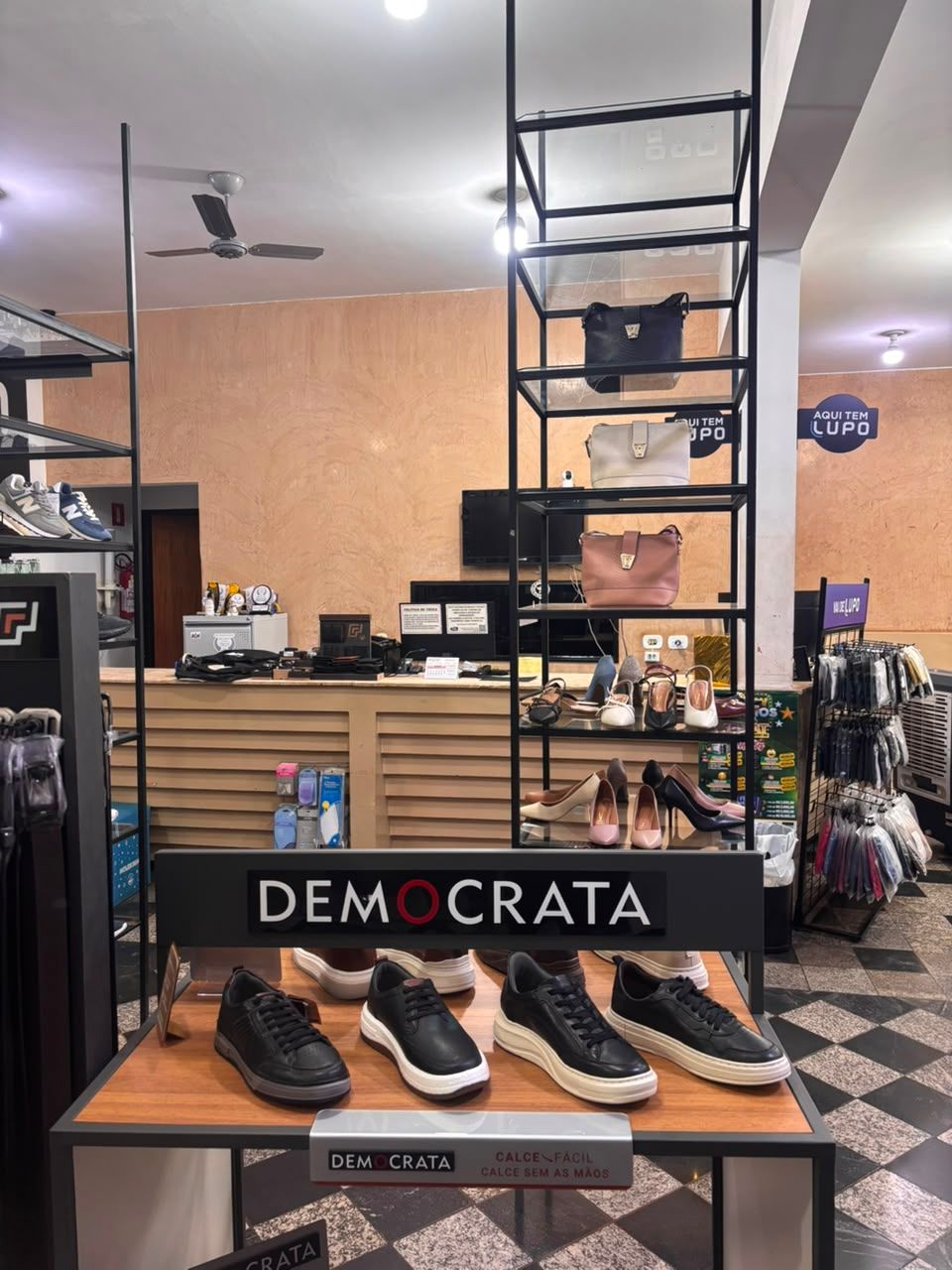 Expositor de calçados masculinos Democrata dentro da loja