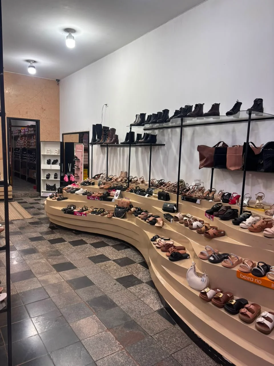 Sandálias, sapatos e botas no expositor feminino da Rafaela