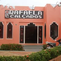 Registro antigo da fachada terracota da Rafaela Calçados, com o letreiro histórico sobre a entrada