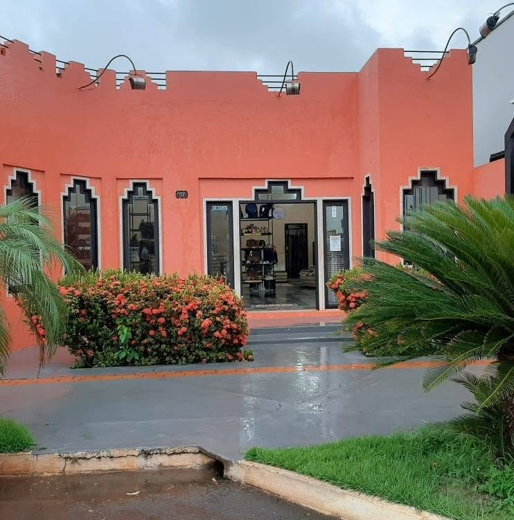Entrada da Rafaela Calçados na Rua Duque de Caxias, com a fachada terracota e jardim